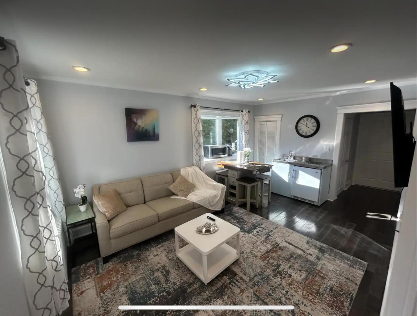 Private Suite In Huntington Station ภายนอก รูปภาพ