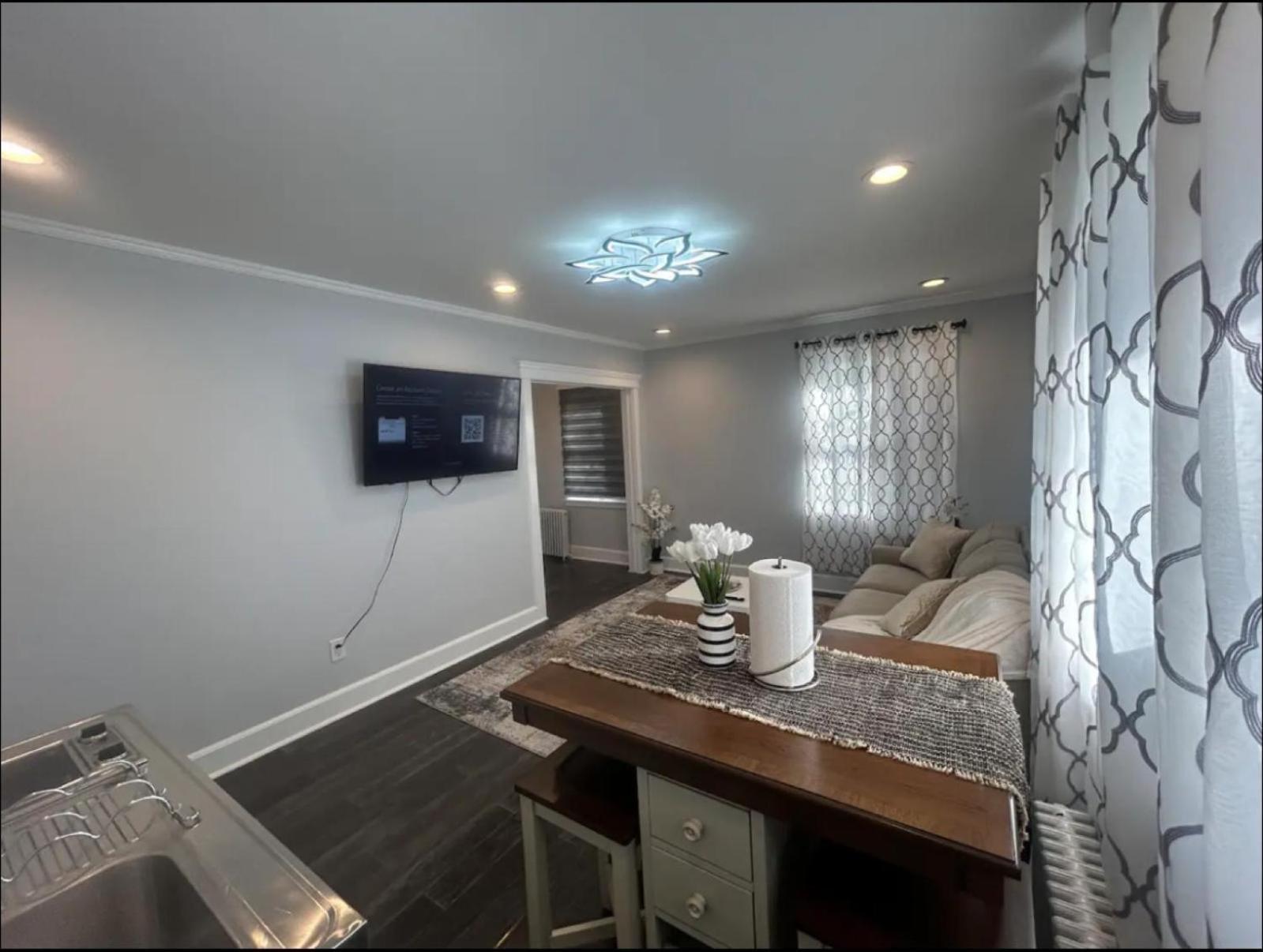 Private Suite In Huntington Station ภายนอก รูปภาพ